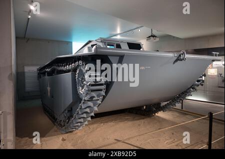 Ethel 'WATER BUFFALO' Landing Vehicle Tracked (LVT), véhicule amphibie automoteur utilisé par les Marines et l'armée des États-Unis lors des débarquements pendant W Banque D'Images