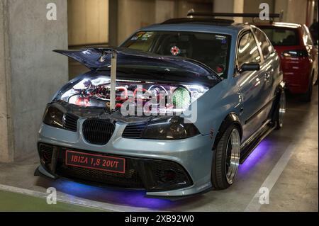 Une SEAT Ibiza de troisième génération type 6L réglée dans un groupe de voitures modifiées Banque D'Images