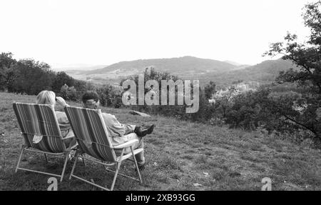 Couple profitant de la vue sur les montagnes Blue Ridge à Walnut Cove Overlook près d'Asheville, Caroline du Nord. ÉTATS-UNIS Banque D'Images