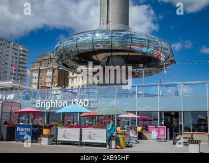 La base de la tour d'observation verticale Brighton i360 et de la plate-forme vue depuis la plage de Brighton, East Sussex, Royaume-Uni Banque D'Images