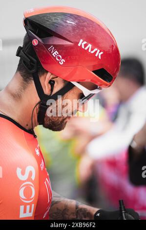 Un gros plan vertical du cycliste Filippo Ganna au Giro d'Italia 2024 Banque D'Images