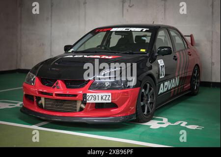 Superbe Mitsubishi lancer Evolution VIII rouge et noir ADVAN Rally car tuning. Il est garé dans le parking Banque D'Images