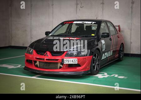 Superbe Mitsubishi lancer Evolution VIII rouge et noir ADVAN Rally car tuning. Il est garé dans le parking Banque D'Images