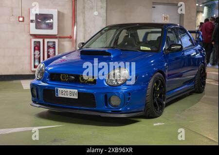 La voiture de sport de rallye Subaru Impreza WRX STI bleue classique de deuxième génération Banque D'Images