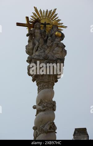 Haut pilier décoré avec soleil sur le dessus Banque D'Images