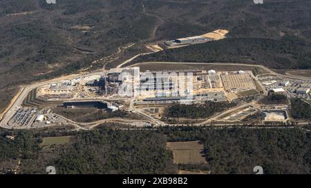 Les ingénieurs néerlandais ont trouvé un moyen innovant de construire un réacteur capable de résister à une température de 150 millions de degrés. Le centre de recherche de Cadarache est situé dans les bois près de Saint-Paul-les-Durance en Provence dans le sud de la France. Ici, la commission atomique française CEA étudie les possibilités de fission nucléaire. Un nouveau réacteur est en cours de construction par ITER pour tester si la fusion nucléaire est possible. pays-bas hors service - belgique hors service Banque D'Images