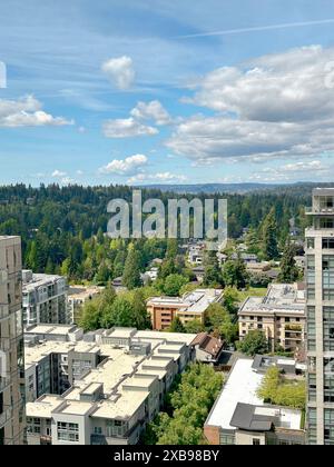 Une vue aérienne des bâtiments de la ville contre un ciel bleu nuageux, à Bellevue Banque D'Images