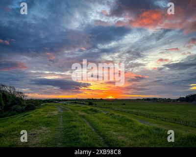 Un coucher de soleil sur le sommet des quais d'arrêt à la rivière Otaki dans la région de Kapiti en Nouvelle-Zélande Banque D'Images