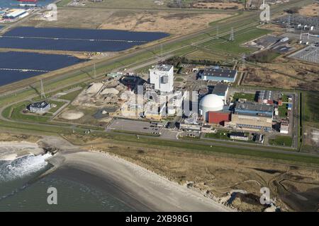 Les pays-Bas disposent toujours d'une centrale nucléaire produisant de l'électricité, à Borssele en Zélande. La centrale est détenue par PZEM (70 %) et RWE (30 %) et exploitée par EPZ (Delta). Il existe actuellement un chantier de construction pour un nouveau bâtiment qui sera érigé à côté de la sphère centrale nucléaire actuelle. pays-bas hors service - belgique hors service Banque D'Images