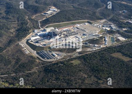 Des ingénieurs et des scientifiques néerlandais du monde entier travaillent à l'institut de recherche sur l'énergie atomique Cadarache. L'immense bâtiment est le Tokamak Assembly Hall. L'objectif est de travailler avec la fusion nucléaire. pays-bas hors service - belgique hors service Banque D'Images