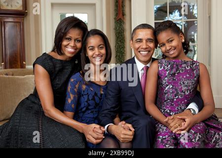 Portrait officiel par Pete Souza de la famille Obama dans le Bureau ovale. Le président Barack Obama, la première dame Michelle Obama, et leurs filles, Sasha et Malia Banque D'Images