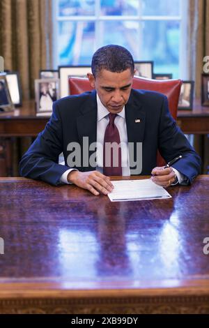 Le président Barack Obama remplit son formulaire de recensement de 2010 dans le Bureau ovale, le 29 mars 2010. (Photo officielle de la Maison Blanche par Pete Souza) Banque D'Images