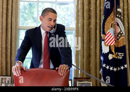 Le président Barack Obama s’entretient avec le président afghan Hamid Karzaï lors d’un appel téléphonique du Bureau ovale, le 20 octobre 2009, après que Karzaï ait accepté un second tour des élections en novembre. (Photo officielle de la Maison Blanche par Pete Souza) Banque D'Images