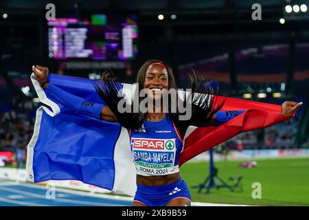 Rome, Italie, le 8 juin 2024 : Cyrena Samba-Mayela (France) célèbre avoir remporté la médaille d'or au 100 mètres haies lors des Championnats d'Europe d'athlétisme 2024 au Stadio Olimpico à Rome, Italie. (Daniela Porcelli / SPP) Banque D'Images