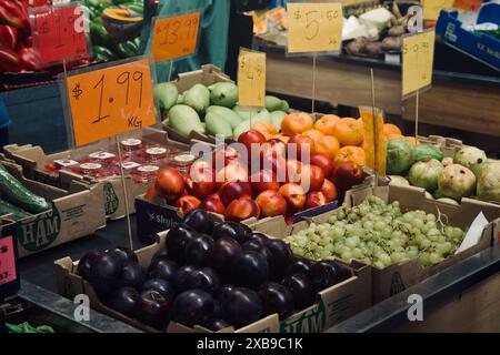 Une exposition vibrante de fruits et légumes frais sur un marché local avec des étiquettes de prix en vue au Queen Victoria Market à Melbourne en Australie Banque D'Images