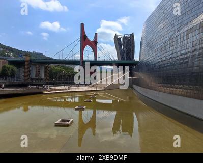 Bilbao : Musée Guggenheim, conçu par l'architecte Frank Gehry Banque D'Images