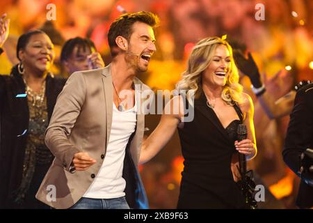 Modérateur Florian Silbereisen GER und Saengerin Helene Fischer - ARD Liveshow Schlagercountdown - Das große Premierenfest aus der EWE Arena à Oldenburg - Fotografiert AM 25.03.2017 *** présentateur Florian Silbereisen GER et chanteuse Helene Fischer ARD Liveshow Schlagercountdown the big première soirée de l'EWE Arena à Oldenburg photographiée le 25 03 2017 Pressebuero Schroedter Banque D'Images