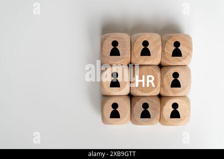 Un groupe de cubes en bois avec des gens dessus et les lettres HR sur le dessus. Concept de travail d'équipe et de collaboration Banque D'Images