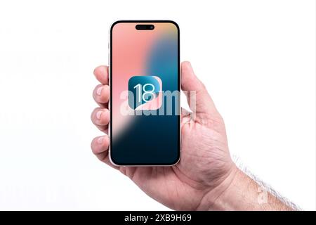 Antalya, Turquie - 11 juin 2024 : iPhone 15 Pro écran avec le nouveau logo iOS 18, le prochain système d'exploitation pour les smartphones d'Apple sera publié Banque D'Images