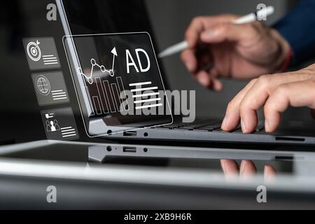 Concept de vente en ligne de commerce de marketing numérique, l'homme d'affaires utilise l'ordinateur portable avec la publicité sur le site Web. planification de stratégies de marketing publicitaire à tarder Banque D'Images