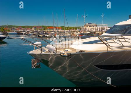 2022-06-05 yachts et bateaux à moteur amarrés dans la marina Yacht Haven à Sopot, Pologne Banque D'Images