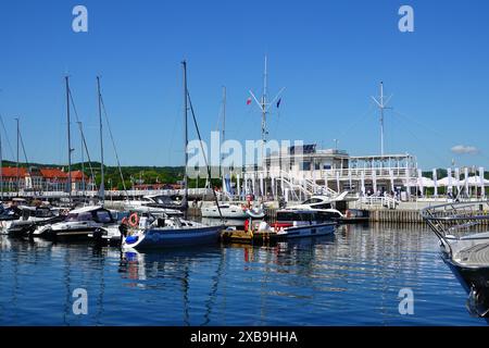 2022-06-05 yachts et bateaux à moteur amarrés dans la marina Yacht Haven à Sopot, Pologne Banque D'Images