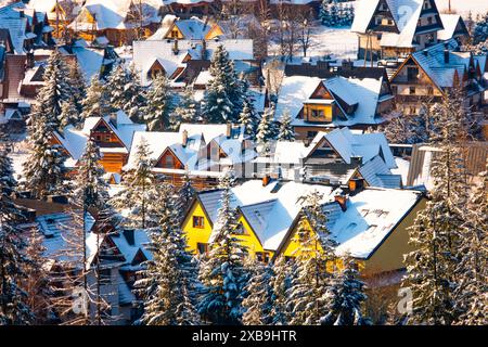 Maisons de village enneigées de la vallée de Koscielisko. Pologne Banque D'Images