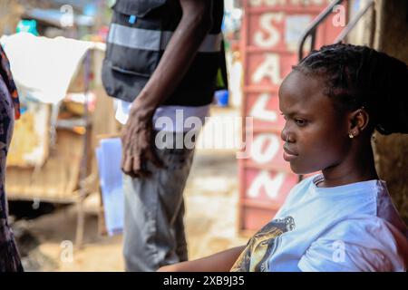 17 mai 2024, Nairobi, Kenya : une résidente attend son test gratuit de diagnostic de l’hypertension effectué par un bénévole de santé communautaire (CHVS) de Plan International Kenya à l’occasion de la Journée mondiale de l’hypertension. (Crédit image : © Donwilson Odhiambo/SOPA images via ZUMA Press Wire) USAGE ÉDITORIAL SEULEMENT! Non destiné à UN USAGE commercial ! Banque D'Images