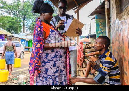 17 mai 2024, Nairobi, Kenya : un bénévole en santé communautaire (VHC) de Plan International Kenya effectue des tests de diagnostic d'hypertension gratuits sur un résident à l'occasion de la Journée mondiale de l'hypertension. La Journée mondiale de l’hypertension est célébrée chaque année pour sensibiliser au risque d’hypertension et à ses mesures préventives. Plus tôt aujourd’hui, le Programme de santé des jeunes, une initiative de sensibilisation aux maladies non transmissibles mise en œuvre par Plan International Kenya, a marqué cette journée en menant des activités porte-à-porte à Kibera par leurs volontaires de santé communautaire (VHC) et leurs médecins. (Crédit image : © Donwilson Odhiambo/SOPA Imag Banque D'Images