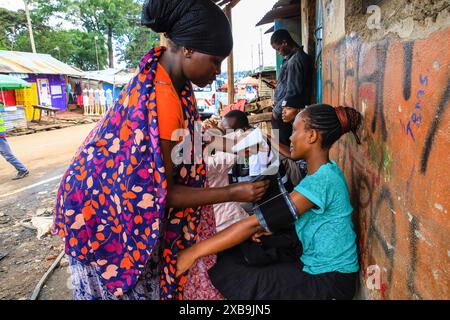 17 mai 2024, Nairobi, Kenya : un bénévole en santé communautaire (VHC) de Plan International Kenya effectue des tests de diagnostic d'hypertension gratuits sur un résident à l'occasion de la Journée mondiale de l'hypertension. La Journée mondiale de l’hypertension est célébrée chaque année pour sensibiliser au risque d’hypertension et à ses mesures préventives. Plus tôt aujourd’hui, le Programme de santé des jeunes, une initiative de sensibilisation aux maladies non transmissibles mise en œuvre par Plan International Kenya, a marqué cette journée en menant des activités porte-à-porte à Kibera par leurs volontaires de santé communautaire (VHC) et leurs médecins. (Crédit image : © Donwilson Odhiambo/SOPA Imag Banque D'Images