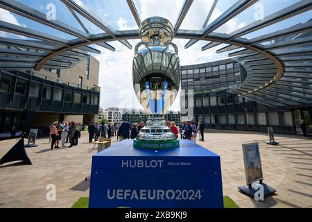 Duesseldorf, Allemagne. 11 juin 2024. Le Trophée géant, une réplique de trois mètres du trophée du Championnat d'Europe, se dresse devant le parlement de l'État de Rhénanie du Nord-Westphalie. La réplique du trophée sera sur le parvis du parlement de l'État jusqu'au 13 juin et peut être utilisée comme lieu de selfie. Crédit : Henning Kaiser/dpa/Alamy Live News Banque D'Images