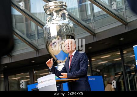 Duesseldorf, Allemagne. 11 juin 2024. Le président du parlement de Rhénanie-du-Nord-Westphalie, André Kuper, se tient devant la réplique de trois mètres du trophée du Championnat d'Europe devant le parlement de Rhénanie-du-Nord-Westphalie lors de la présentation du Trophée géant. La réplique du trophée sera sur le parvis du parlement de l'État jusqu'au 13 juin et peut être utilisée comme lieu de selfie. Crédit : Henning Kaiser/dpa/Alamy Live News Banque D'Images