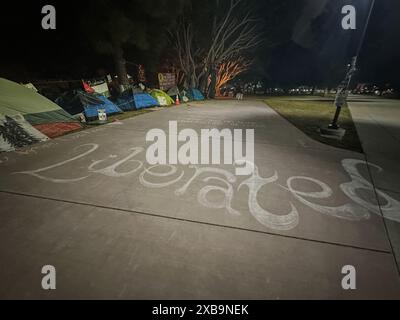 Santa Barbara, Californie, États-Unis. 11 juin 2024. 11 juin 2023 : manifestants pro-palestiniens sur le campus de l'UCSB au milieu de la nuit : le mot à la craie est libérés (crédit image : © Amy Katz/ZUMA Press Wire) USAGE ÉDITORIAL SEULEMENT! Non destiné à UN USAGE commercial ! Banque D'Images