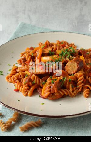 Goulash à la saucisse allemande avec pâtes spirales de blé entier Banque D'Images