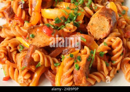 Goulash à la saucisse allemande avec pâtes spirales de blé entier Banque D'Images