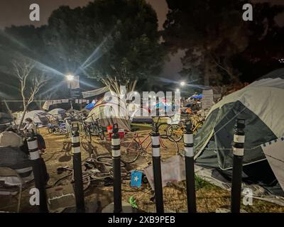 Santa Barbara, Californie, États-Unis. 11 juin 2024. 11 juin 2023 : manifestants pro-palestiniens sur le campus de l'UCSB au milieu de la nuit : vélos, tentes et lumières vives. On pouvait entendre les manifestants ronfler depuis les tentes. (Crédit image : © Amy Katz/ZUMA Press Wire) USAGE ÉDITORIAL SEULEMENT! Non destiné à UN USAGE commercial ! Banque D'Images