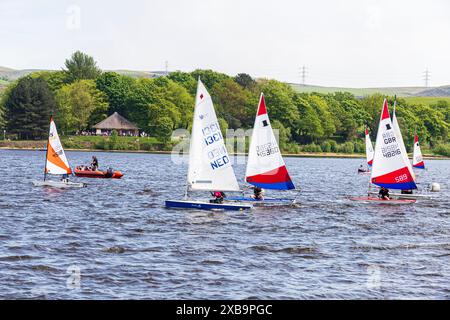 Les jeunes courent des canots à voile au Hollingworth Lake Sailing Club près de Littleborough, Greater Manchester, Angleterre, Royaume-Uni Banque D'Images