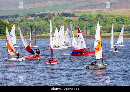 Les jeunes courent des canots à voile au Hollingworth Lake Sailing Club près de Littleborough, Greater Manchester, Angleterre, Royaume-Uni Banque D'Images