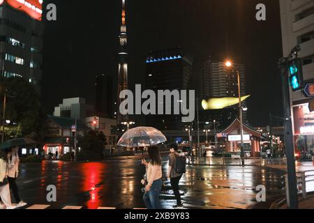 Tokyo - 4 mai 2023 : Temple Sensoji et jour de pluie. Il est populaire auprès des habitants et des touristes car il a été commencé depuis la période Edo. Banque D'Images