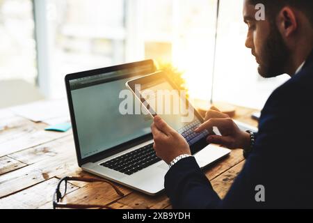 Bureau, écran de tablette et homme d'affaires pour la planification, le calendrier des délais et les notes importantes sur le bureau. Lieu de travail, administrateur masculin et numérique pour to Banque D'Images