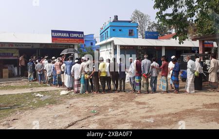 Golapganj, Bangladesh - 28 mars 2024 - personnes faisant la queue pour avoir reçu une aide alimentaire. 40 millions de personnes restent en situation d'insécurité alimentaire et 11 millions souffrent f Banque D'Images