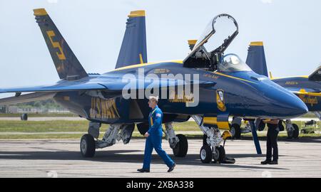 Farmingdale, New York, États-Unis - 26 mai 2022 : en regardant un Blue Angels Jet de la marine américaine avec son cockpit ouvert stationné à l'aéroport de Republic sur long Island avec Banque D'Images