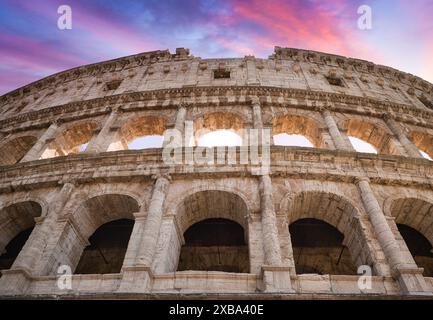 Vue de bas en haut du majestueux amphithéâtre de style romain avec des colonnes sur fond de coucher de soleil Banque D'Images