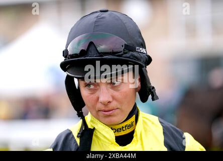 Photo du dossier datée du 27-04-2023 de Bryony Frost, qui est prête pour un sort sur la touche après s'être cassée la clavicule lors d'une chute en France dimanche. Date d'émission : mardi 11 juin 2024. Banque D'Images