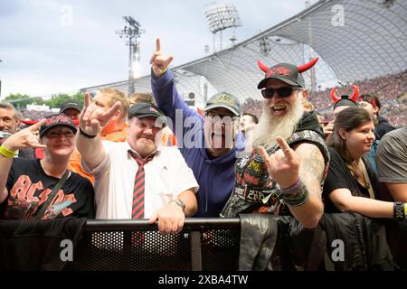 Fans BEI AC/DC - Power Up Tour - Europa 2024 im Olympiastadion, München am 9.06.2024 *** fans à AC DC Power Up Tour Europe 2024 à l'Olympiastadion, Munich le 9 06 2024 Banque D'Images