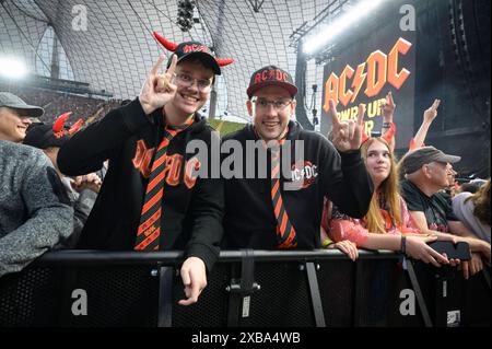 Fans BEI AC/DC - Power Up Tour - Europa 2024 im Olympiastadion, München am 9.06.2024 *** fans à AC DC Power Up Tour Europe 2024 à l'Olympiastadion, Munich le 9 06 2024 Banque D'Images