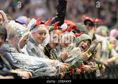 Fans BEI AC/DC - Power Up Tour - Europa 2024 im Olympiastadion, München am 9.06.2024 *** fans à AC DC Power Up Tour Europe 2024 à l'Olympiastadion, Munich le 9 06 2024 Banque D'Images