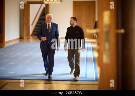 Berlin, Allemagne. 11 juin 2024. Le président ukrainien Volodymyr Zelenskyy, à droite, marche avec le président allemand Frank-Walter Steinmeier, à droite, pour des pourparlers bilatéraux en marge de la Conférence de relance de l’Ukraine 2024 au Palais de Bellevue, le 11 juin 2024, à Berlin, en Allemagne. Crédit : Pool photo/Bureau de presse présidentiel ukrainien/Alamy Live News Banque D'Images