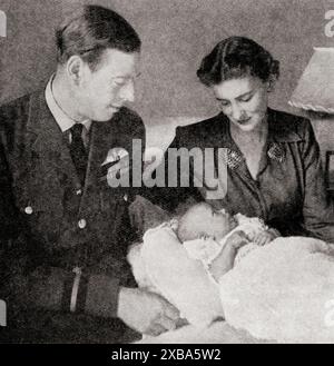 Prince George, Duc de Kent, vu ici avec son épouse la Princesse Marina de Grèce et son fils Prince Michael, peu avant sa mort dans l'accident d'avion de Dunbeath. Prince George, duc de Kent, 1902-1942. Membre de la famille royale britannique, quatrième fils du roi George V et de la reine Mary. Princesse Marina, duchesse de Kent, 1906-1968. De la guerre en images troisième année Banque D'Images