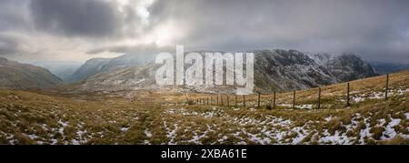 Gatecarth Pass et Little Harter tombent de Branstree avec Kentmere Pike au-delà dans le parc national du Lake District anglais, Cumbria, Angleterre. Banque D'Images